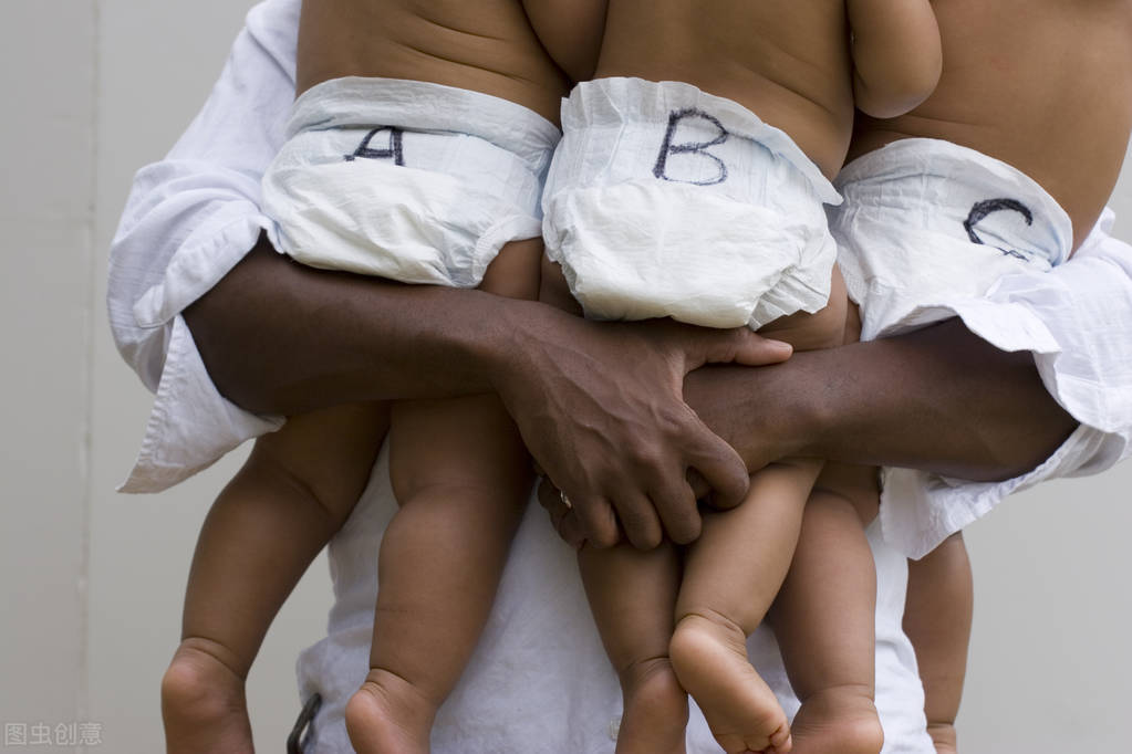 女子嫁了不爱自己的老公，生了三胞胎，看他们踢足球是最幸福的事