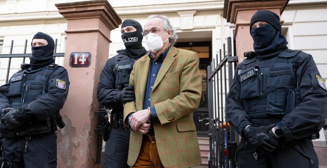 一群疯子，一个落魄王子，483天精心谋划，最终被捕