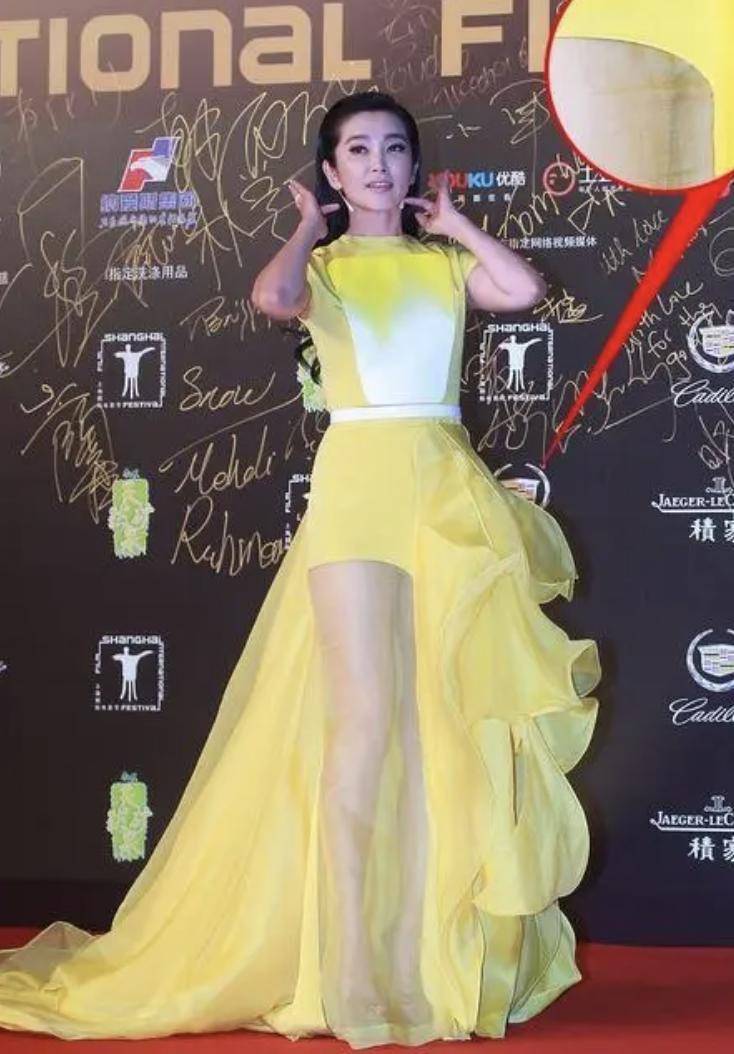 黑丝、抱胸、裸身，娱乐圈没被扒出的“*裤底**”，全在时尚周暴露了