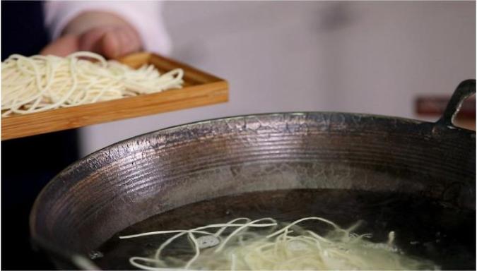 我,今年33岁,缘分于一碗面,辞职1年就赚了30万,如今有房有车