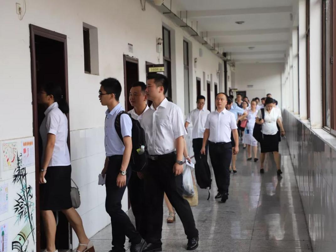 公务员和程序员哪个好找对象,月薪3000公务员和月薪3万程序员