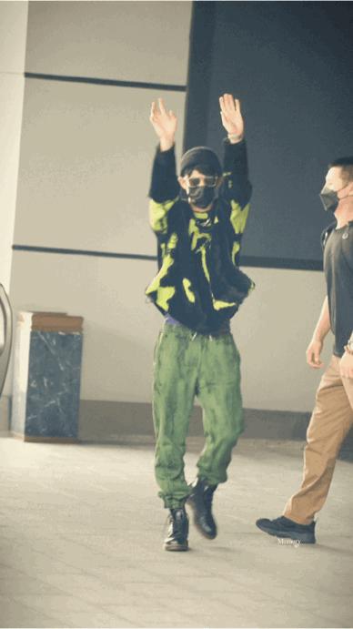 王鹤棣出席活动微博惊艳,王鹤棣一夜爆红的反应