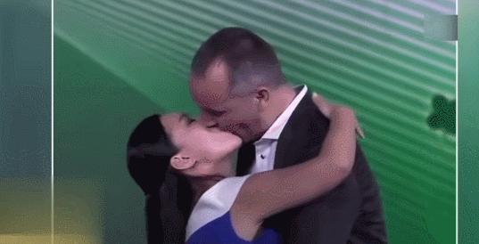 47岁龚琳娜再度爆红!13年前封神,和德国老公结婚19年始终热恋,当众亲吻5分钟也太甜了