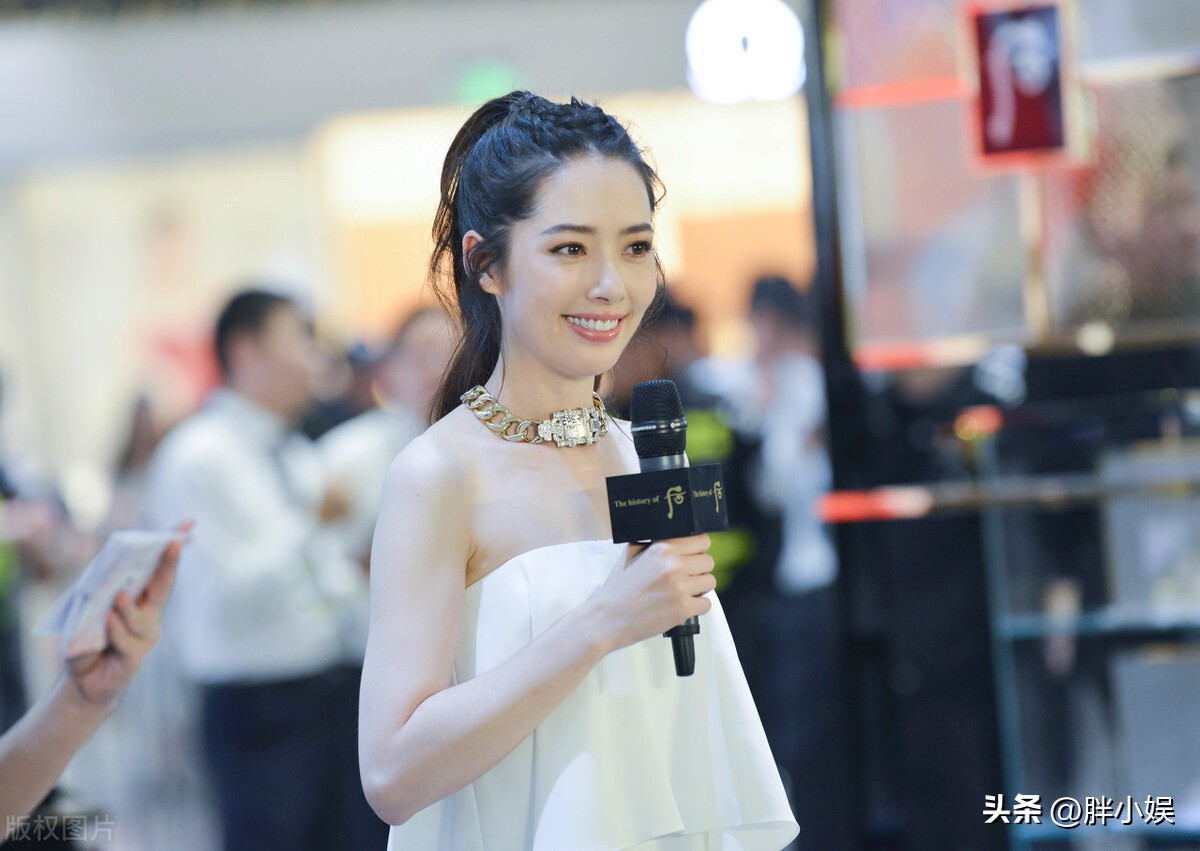 向佐郭碧婷最新消息和照片,向佐郭碧婷甜蜜依偎肤色差距明显