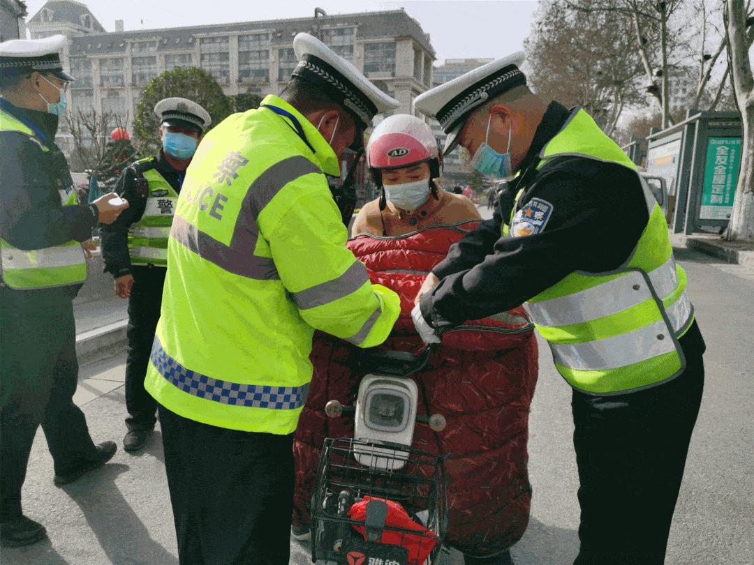 南阳电动车私加篷伞专项整治行动,南阳交警开展春雷行动
