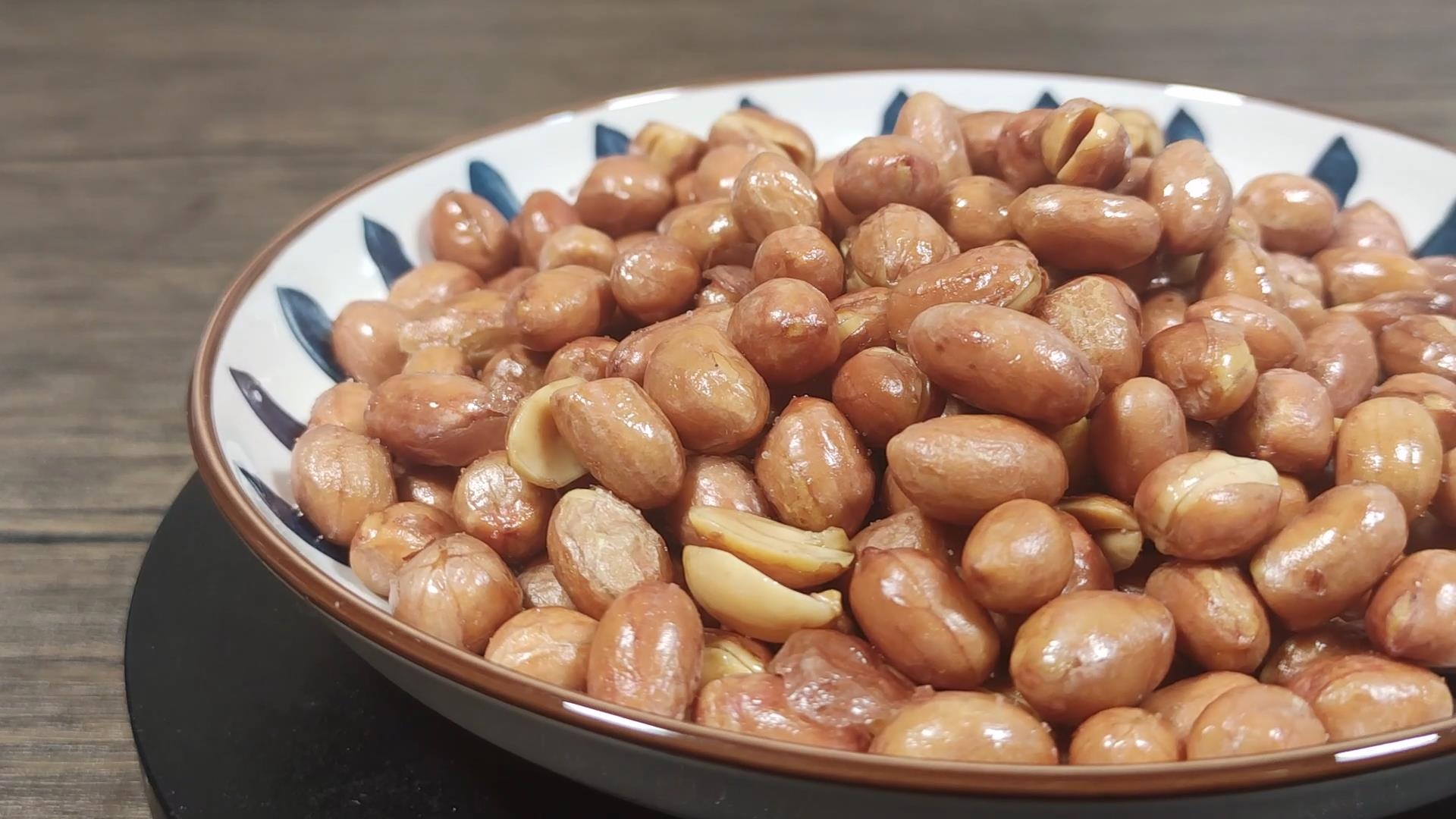 油炸花生米怎么放保持长久的酥脆,油炸花生米要不要泡一下