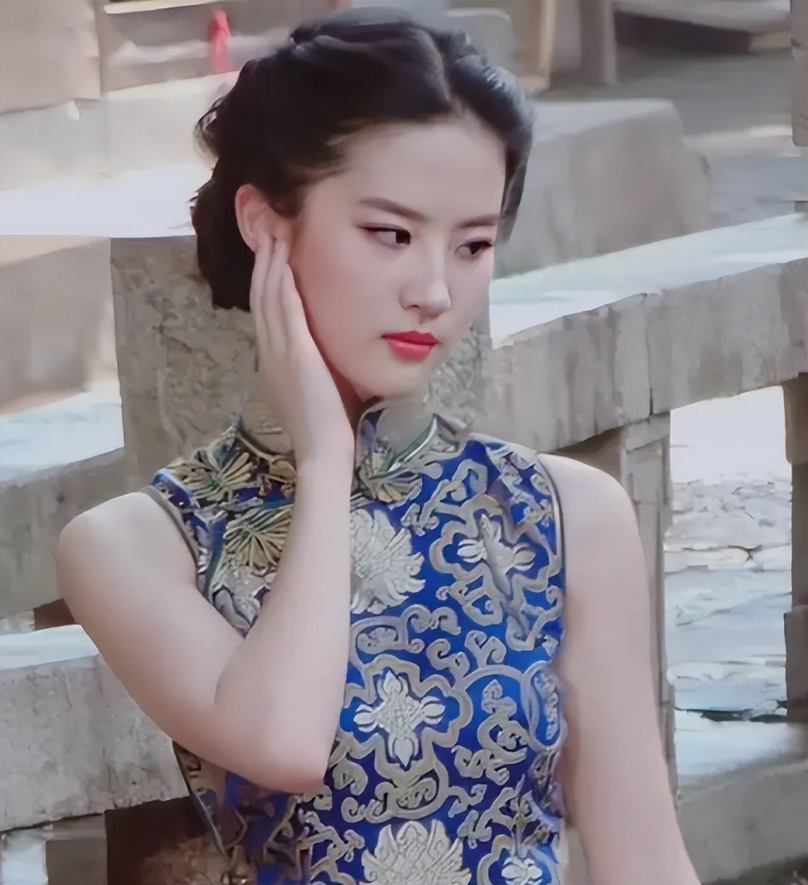 刘嘉玲关晓彤同框,穿旗袍大秀窈窕好身材