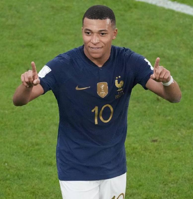 梅西加冕球王从此再无绝代双骄,球王梅西回归巴黎姆巴佩