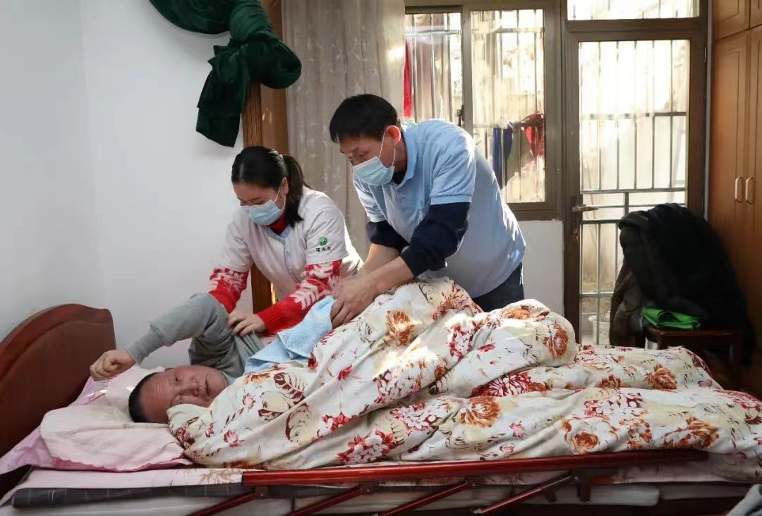 入户助浴师,失能老人享受免费助浴