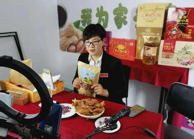 大姐一招将红薯干年销900万，带动当地经济，红薯姐怎么做到的？