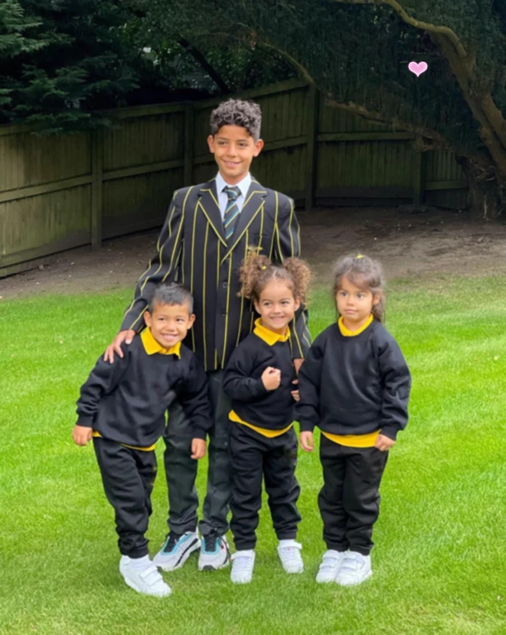 c罗是怎么保住三个孩子的,c罗龙凤胎儿子夭折球迷鼓掌