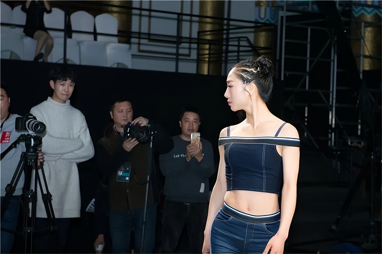 小姑娘柔术各种高难度动作,世界公认第一柔术美女