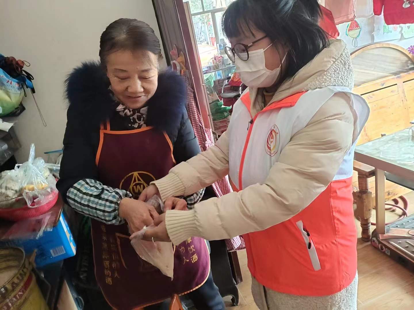 腊八粥暖心公益行动,社区自制腊八粥送居民