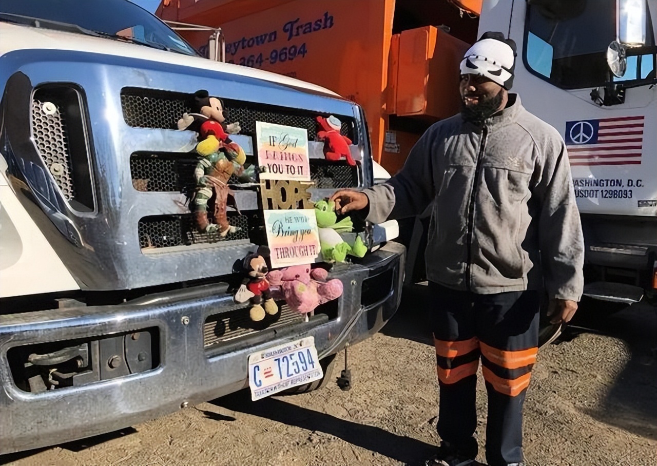 垃圾车上挂毛绒娃娃,垃圾车挂娃娃