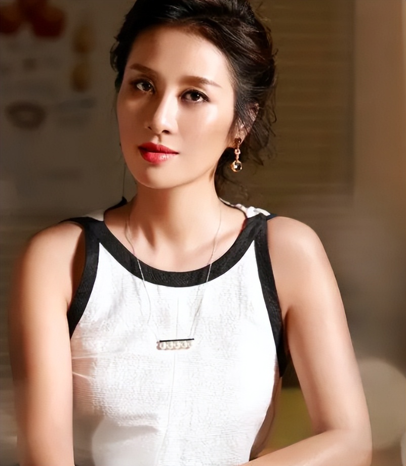 叶璇在抖音素颜,叶璇直播形象邋遢被吐槽挖鼻