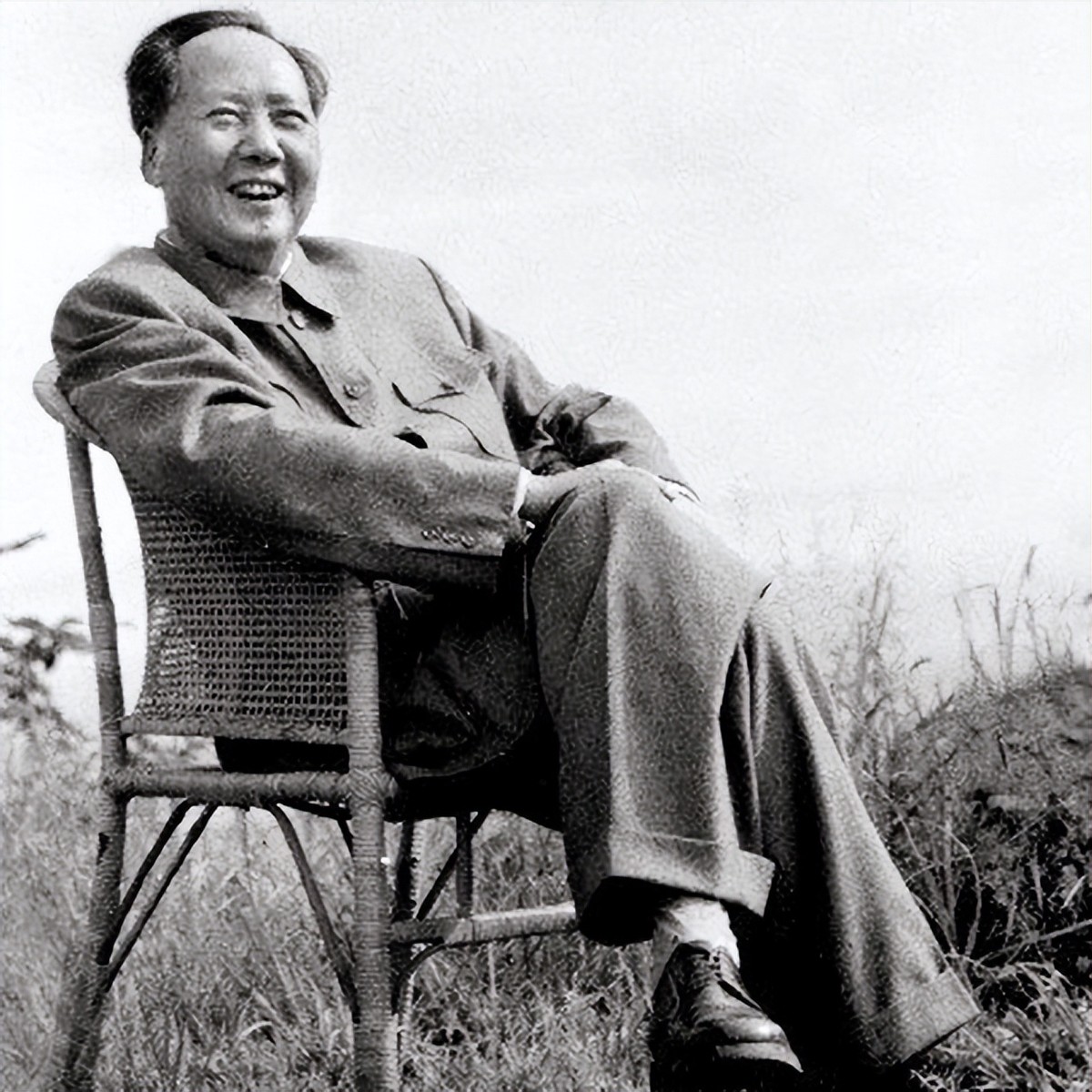 1974年，毛主席指着70岁的*小平邓**说道：香港回归是你们的事情