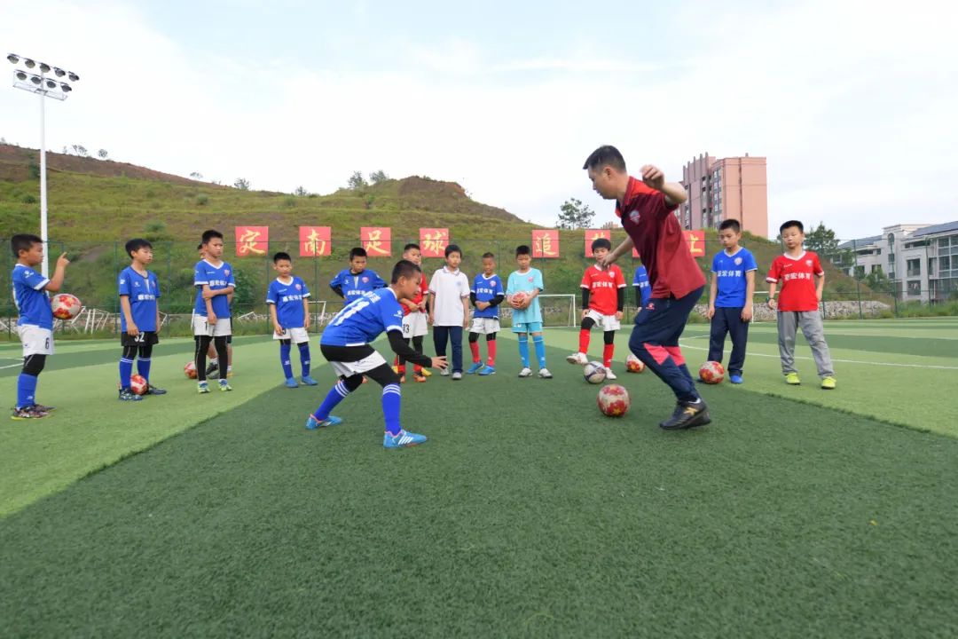 这座小城为何频出“足球小子”