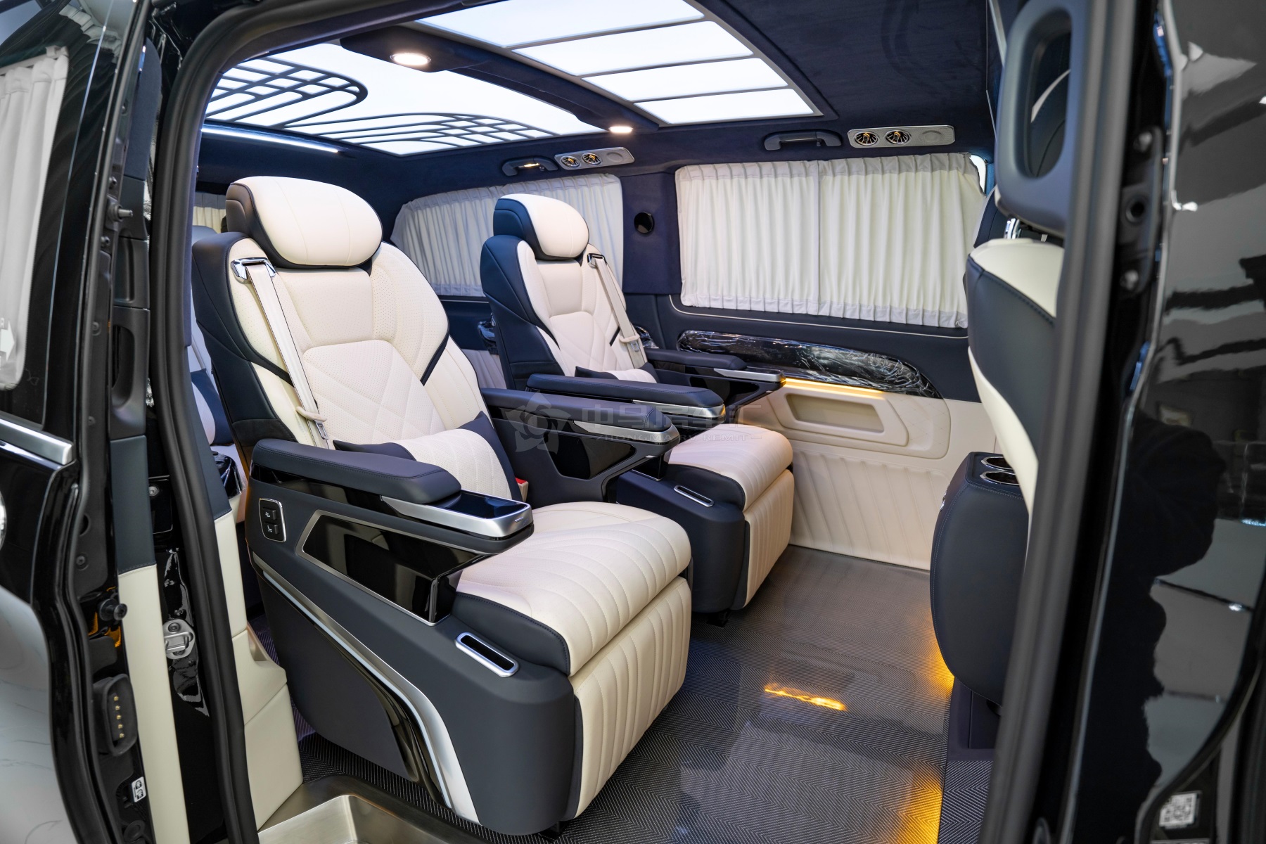 最新款奔驰商务车哪款好,奔驰商务车哪款最值得买