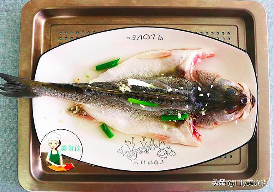 清蒸鲈鱼时最忌用盐和料酒腌制,清蒸鲈鱼时放盐和料酒都不对