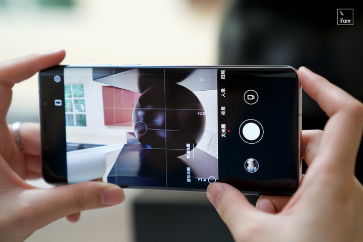 华为Mate50RS保时捷设计体验：生而峥嵘的「少数产品」