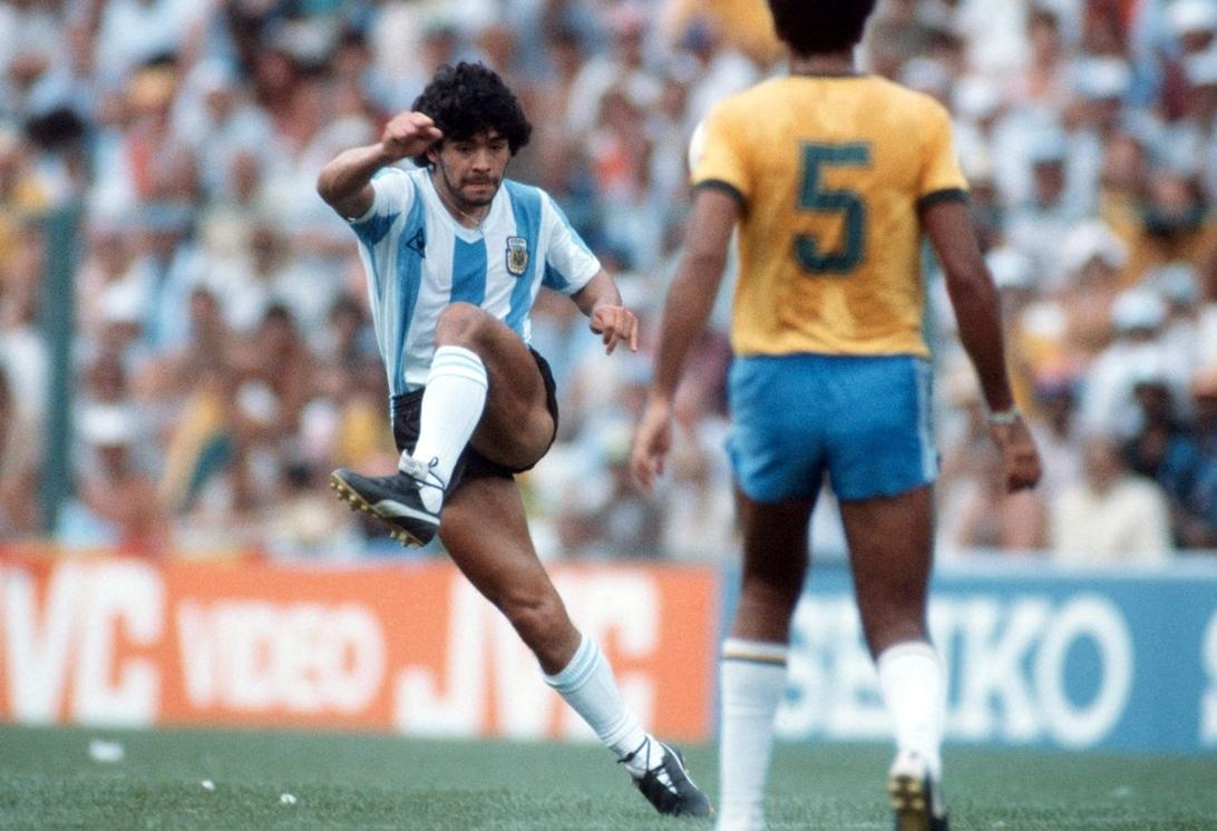 贝利和马拉多纳谁强,贝利和马拉多纳是同一时期的吗