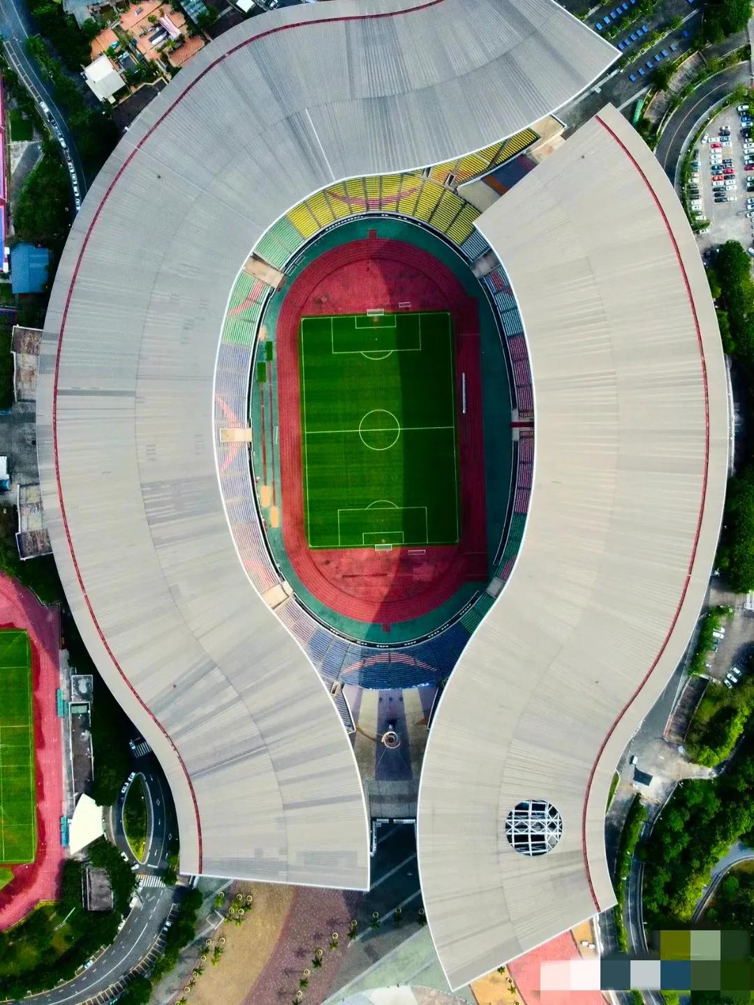 最大的体育场能容纳多少人,中国最大的10个体育场