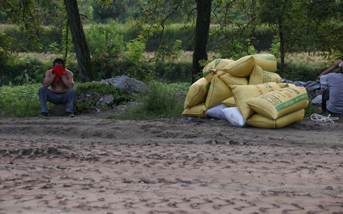 我27岁刚结婚老公不在家,半夜农村公公进到我的房间,帮了我一把