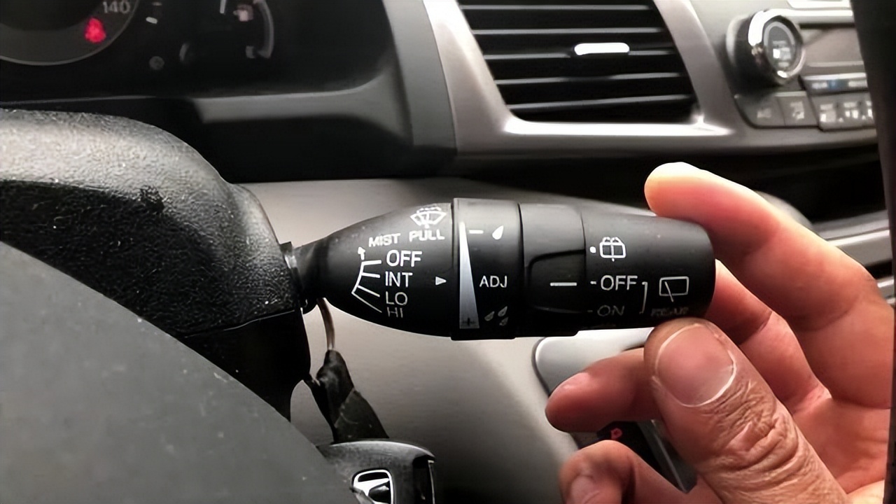 汽车雨刮器不喷水一般是什么原因,雨刮器冻了不喷水怎么办