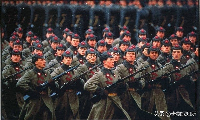 中国用俄罗斯近3倍的军费，养出排名全球第三的*队军**，差距在哪？