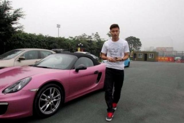 100万训练场地配套，200万包机回国，男足们的奢靡生活超乎想象