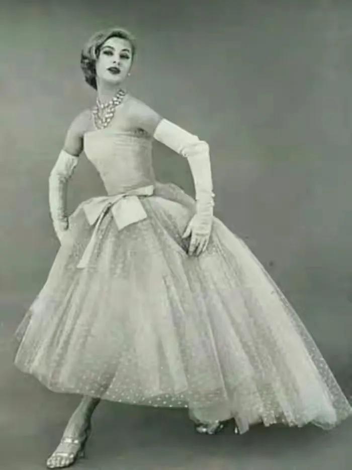 dior鏈嶈鍚勪釜鏃舵湡椋庢牸鐗瑰緛婕斿彉,dior50骞翠唬鏈嶈鐗硅壊