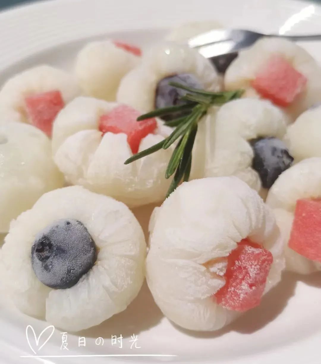 吃了很多个荔枝才发现里面有虫,吃了荔枝里面有白色的虫