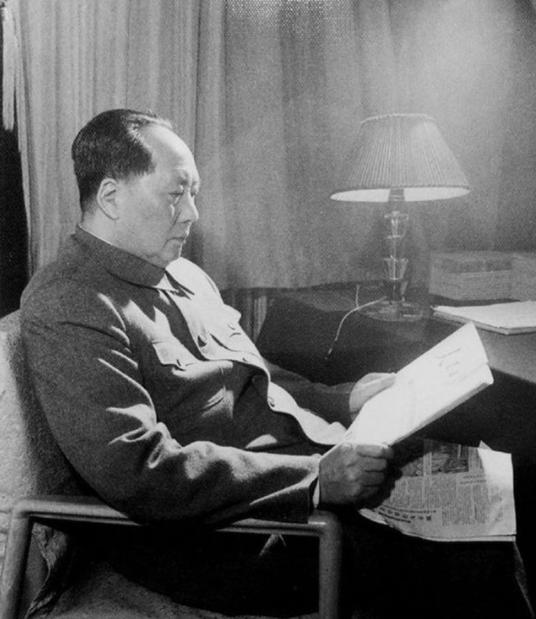 1949年，众人力劝毛主席搬进中南海，毛主席：我不搬，我不做皇帝