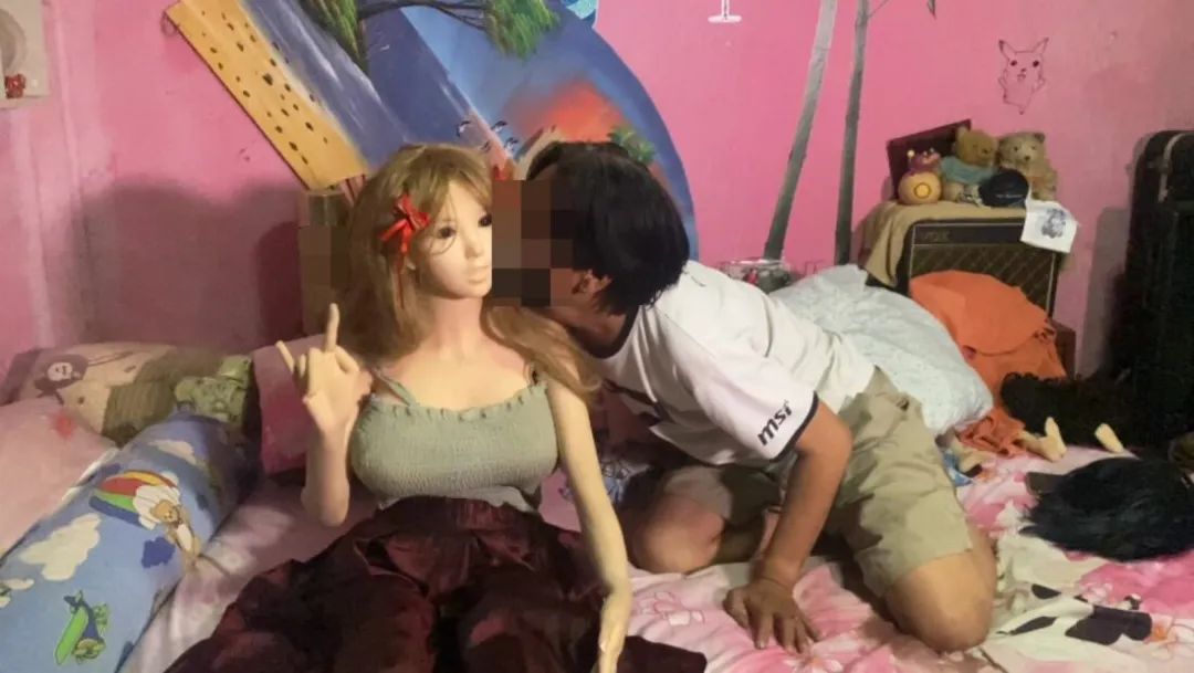 与情趣塑胶娃娃生活4年，泰国男子称可以减少社会问题