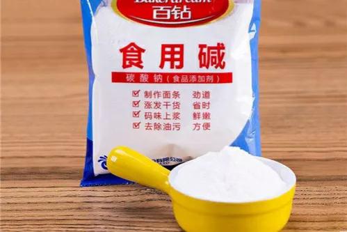 食用碱清除油污妙招,食用碱清洗发霉菜板小妙招