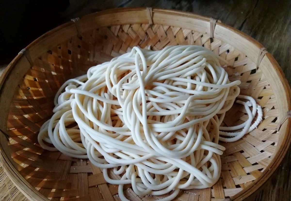 买的湿面条煮不烂还很硬怎么回事,湿面条为什么煮不烂