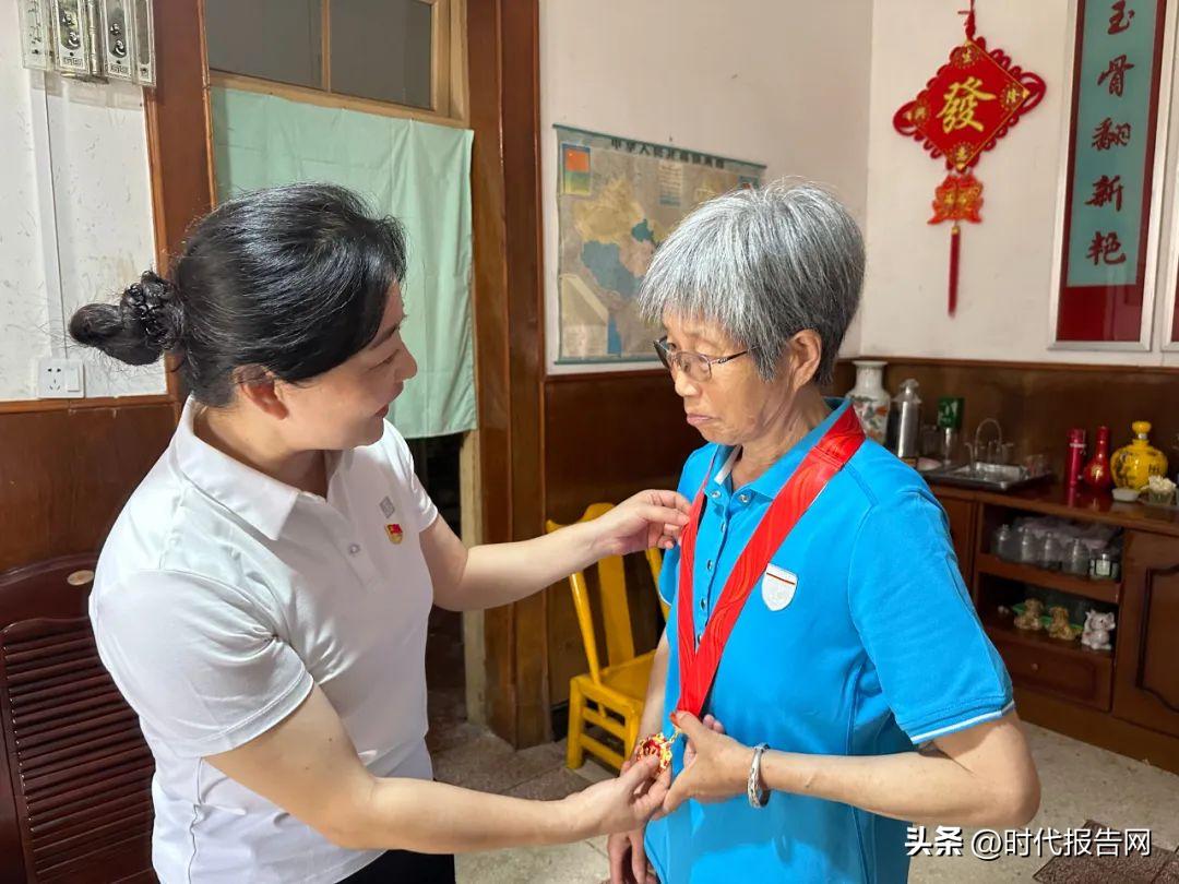 同心协力庆七一,为在党50周年党员送纪念章