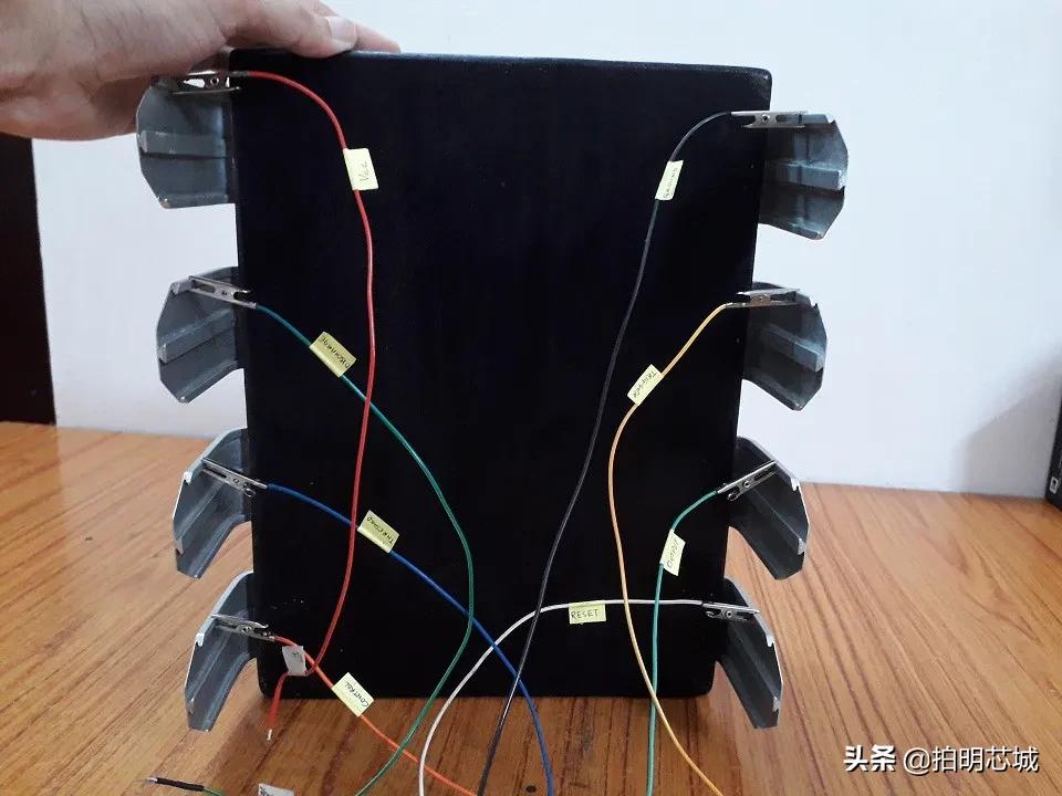 555芯片定时器工作原理,555定时器构成单稳态触发器