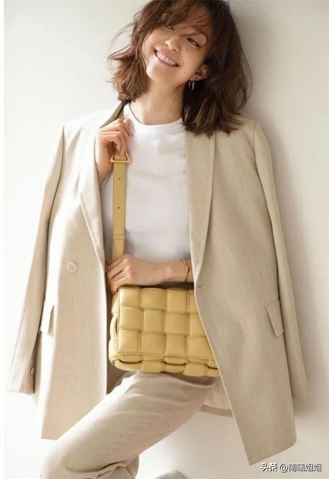 奔五的女人还适合穿大红色卫衣吗,新年穿新色这10种显白时尚又高级