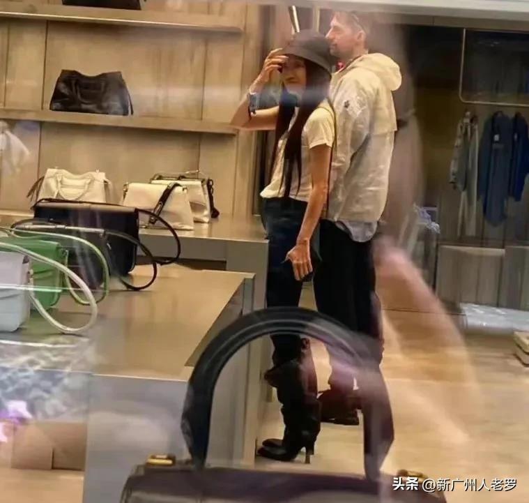 73岁的王薇薇带小男友逛商场 (73岁王薇薇和女儿出街)