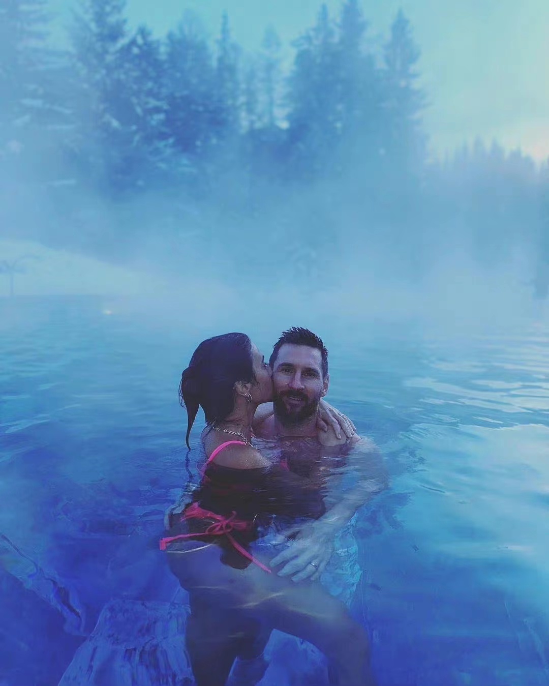 梅西安东内拉浪漫接吻视频,梅西晒全家圣诞合照安东内拉跳舞