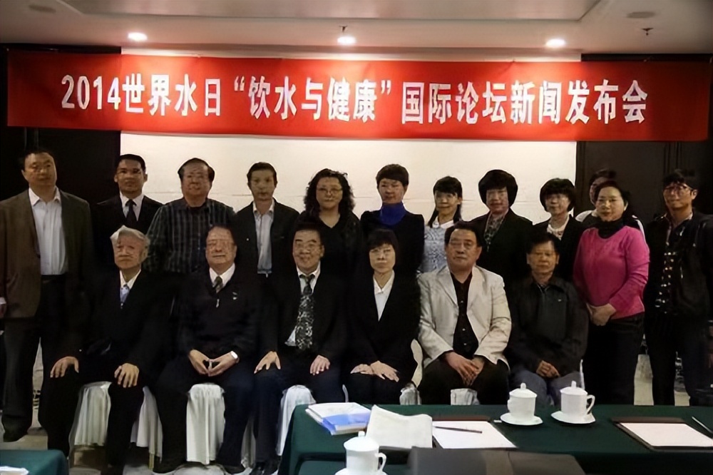 这个健康好水超值，399就能体验康腾神泉养生杯陨能石挂件