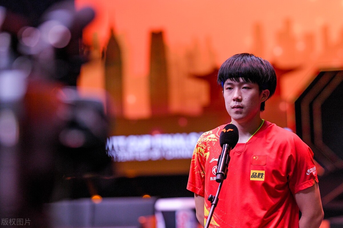 王楚钦胜利鞠躬,王楚钦比赛赢了向孙颖莎鞠躬