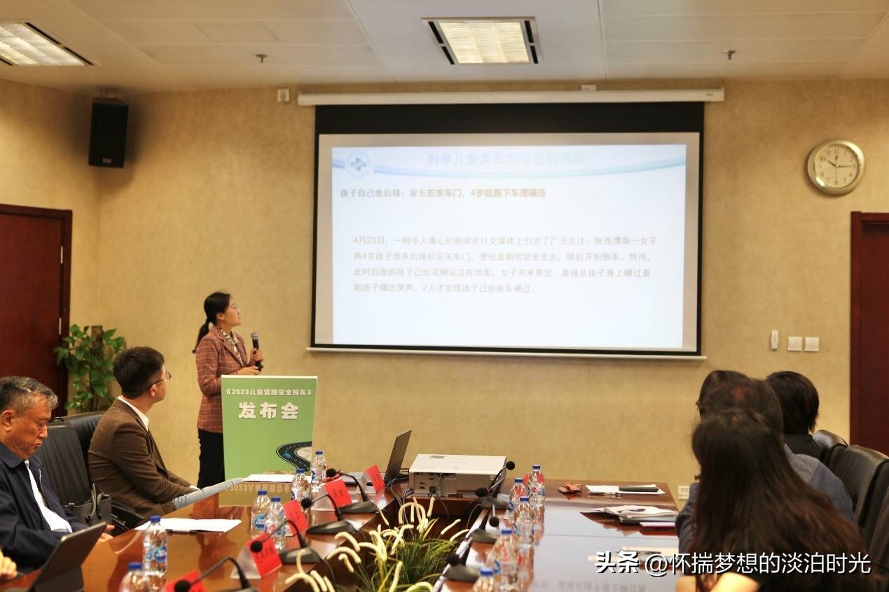 开车时孩子可以坐在副驾驶吗,小朋友不建议坐副驾驶座