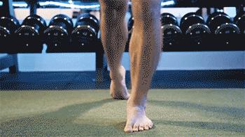 健身教练辅助女学员深蹲,辅助深蹲150kg女学员