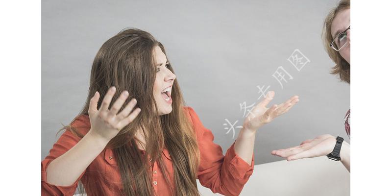 貌美女子与男闺蜜车震被丈夫堵车上，被路人围观，直接离婚