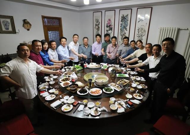 同学会穿什么衣服比较合适,同学会穿统一的服装