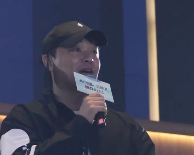 陈思诚现身佟丽娅首映礼接受采访,陈思诚亮相佟丽娅新片首映