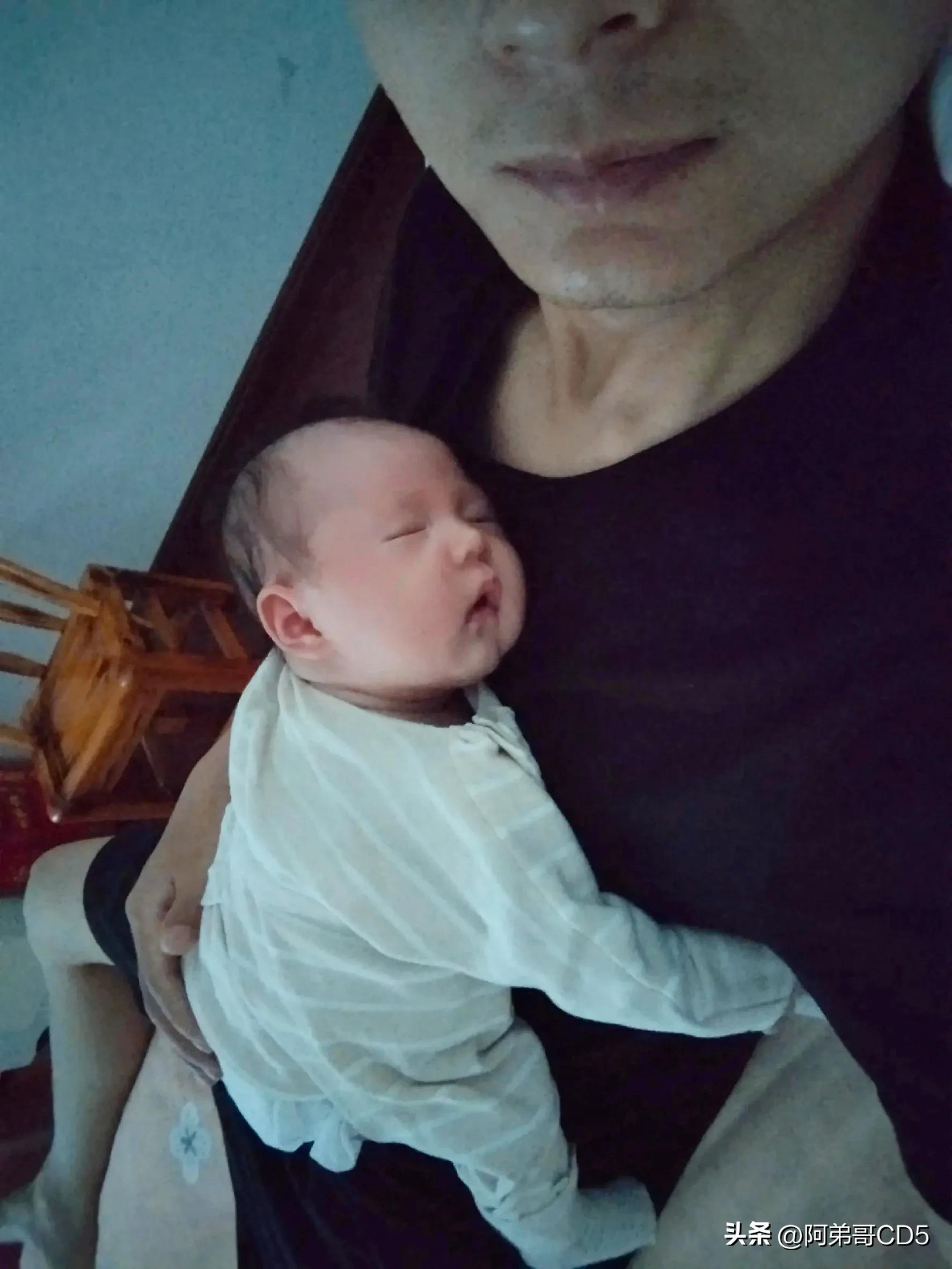 四十八天的宝宝吃完奶就睡,39天宝宝喝完奶就哭闹然后吐奶