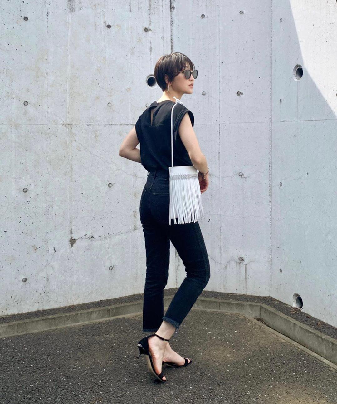 夏天穿的运动鞋凉快又好看又舒服,夏天脱下运动鞋换凉鞋